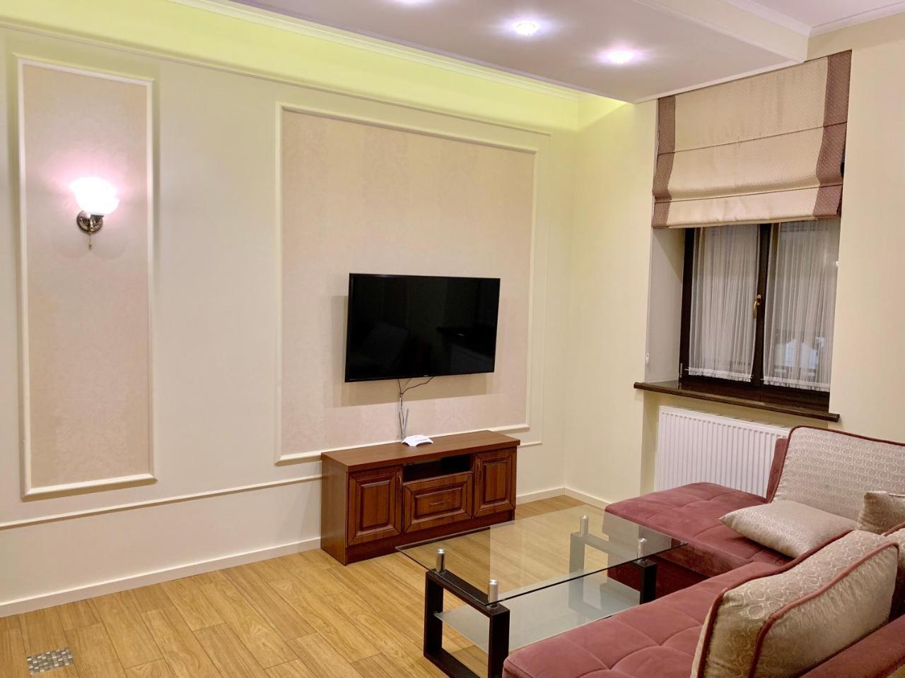 Two-Bedroom On Lesi Ukrainky Lviv Eksteriør billede