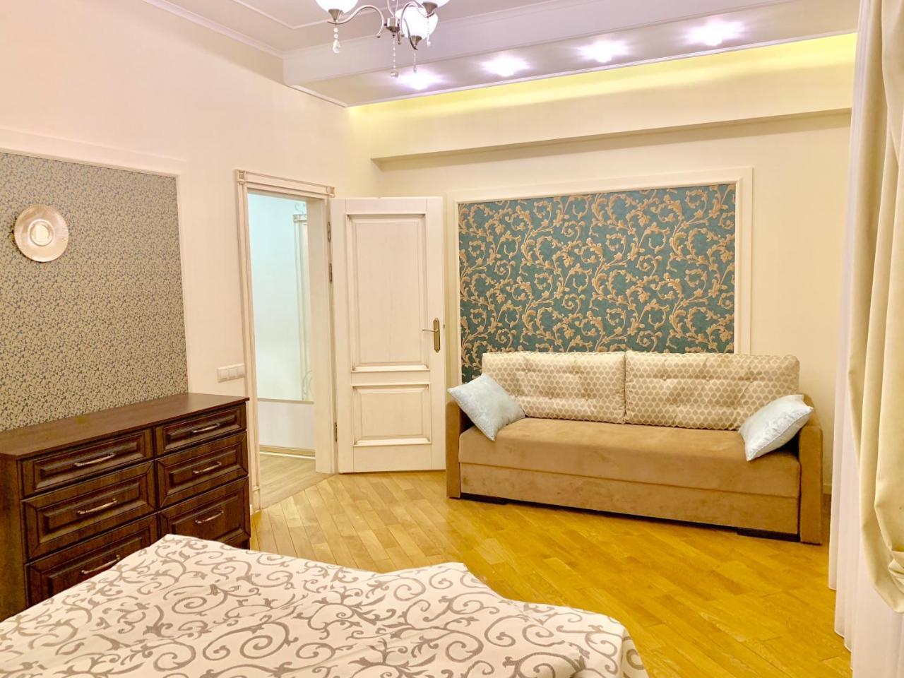 Two-Bedroom On Lesi Ukrainky Lviv Eksteriør billede
