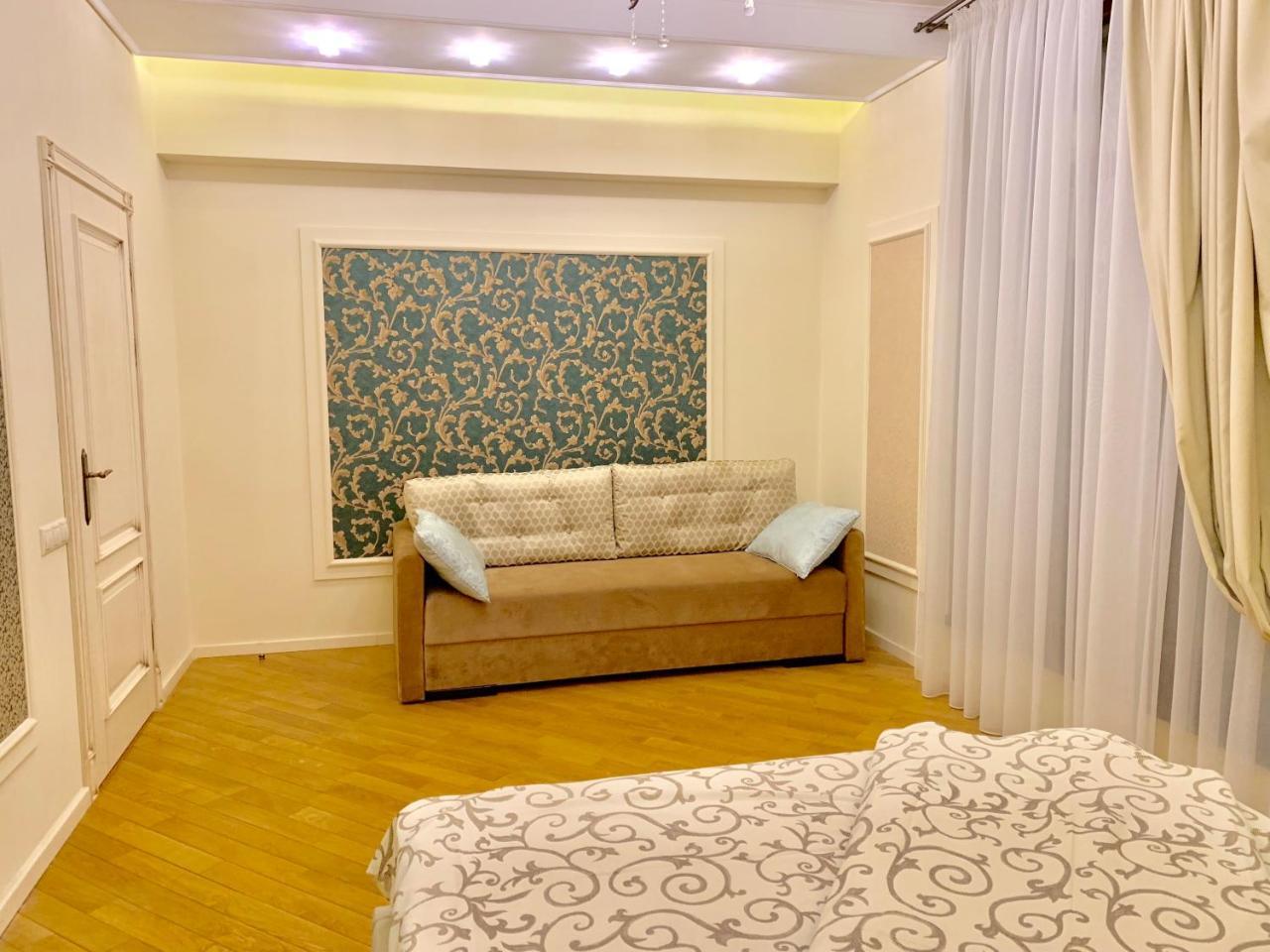 Two-Bedroom On Lesi Ukrainky Lviv Eksteriør billede